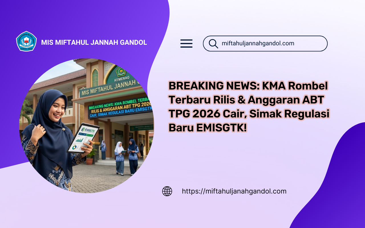 Guru madrasah wanita memakai batik sedang tersenyum memegang tablet menampilkan aplikasi EMISGTK di depan gerbang MIS Miftahul Jannah Gandol dengan latar belakang pengumuman KMA 736 Tahun 2026 dan info TPG cair.